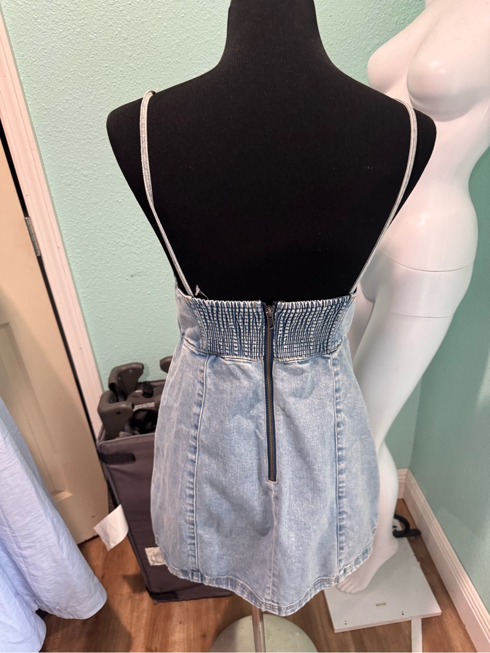 Alice + Olivia Light Blue Denim Mini Dress with Spaghetti Straps - Picture 4 of 5